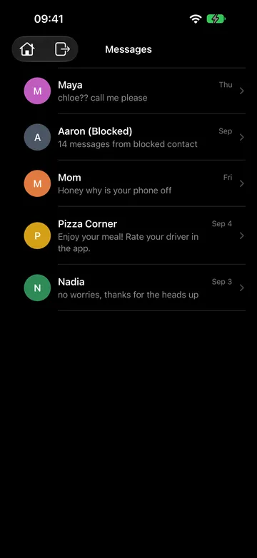 Mesajlar listesi: Maya, Aaron (engellenmiş), Mom ve telefonun kanıtını oluşturan diğer konuşmalar